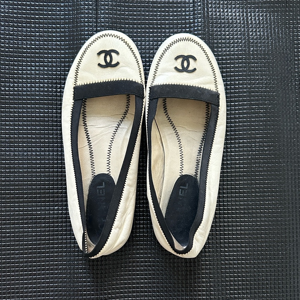 CHANEL Cream and Black Leather Ballet Flats - Picture 2 of 11